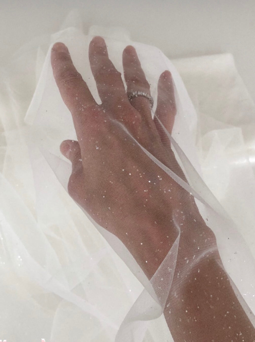 Baltos su lengvu žvilgesiu