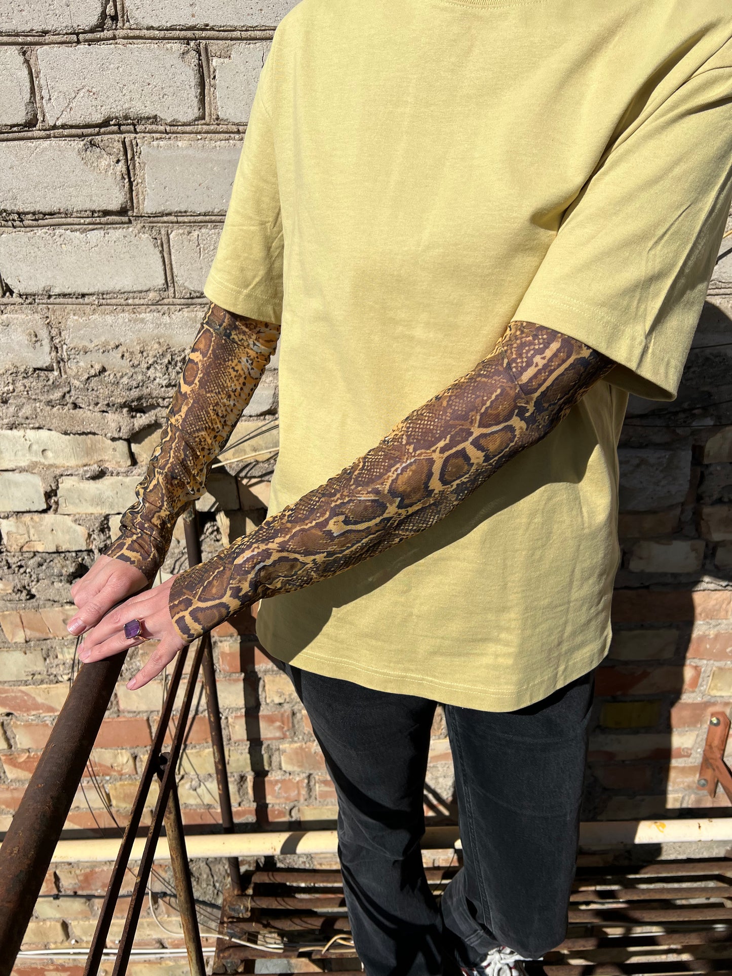 Gyvatės rašto perregimo audinio rankovės