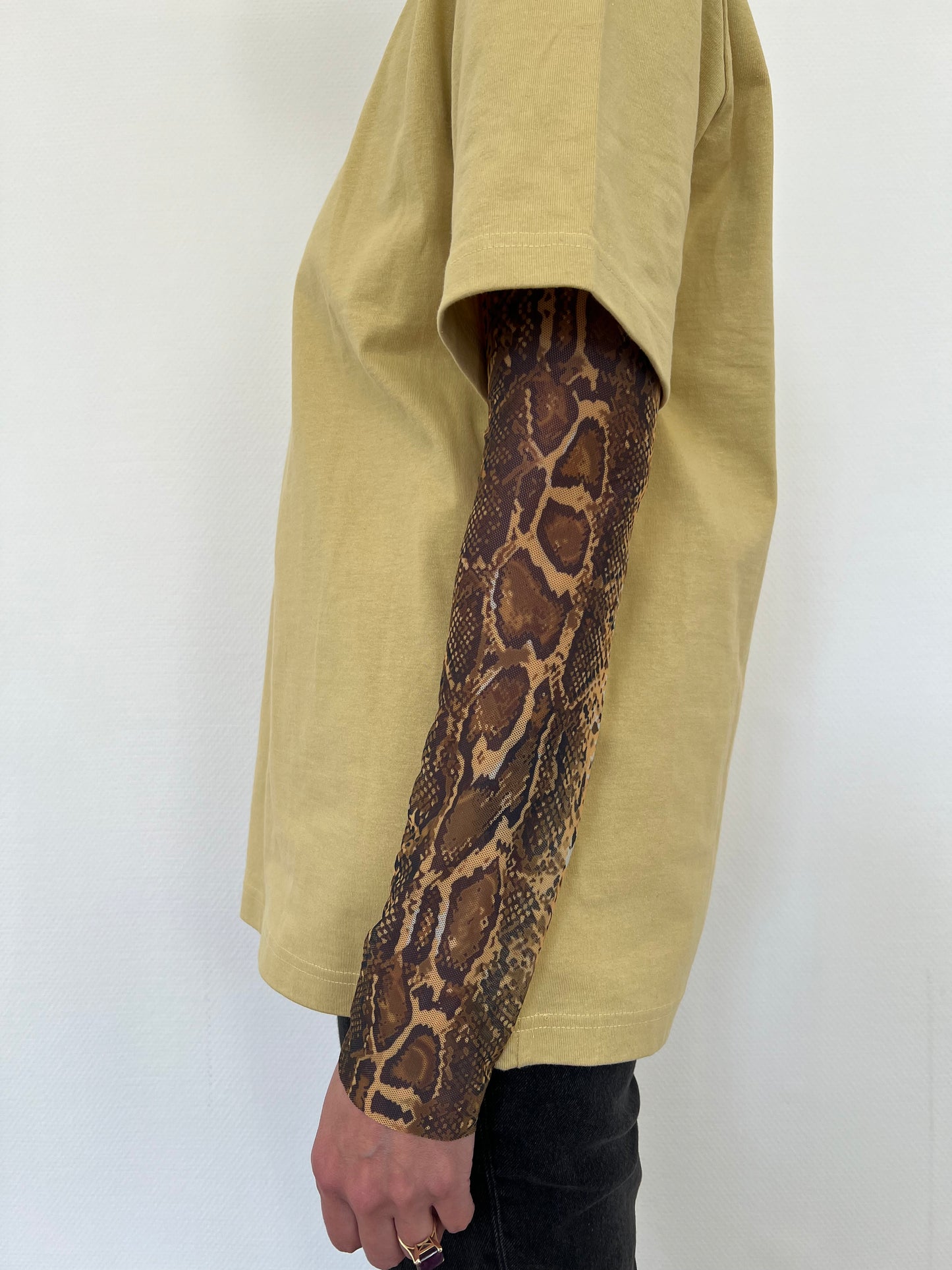 Gyvatės rašto perregimo audinio rankovės