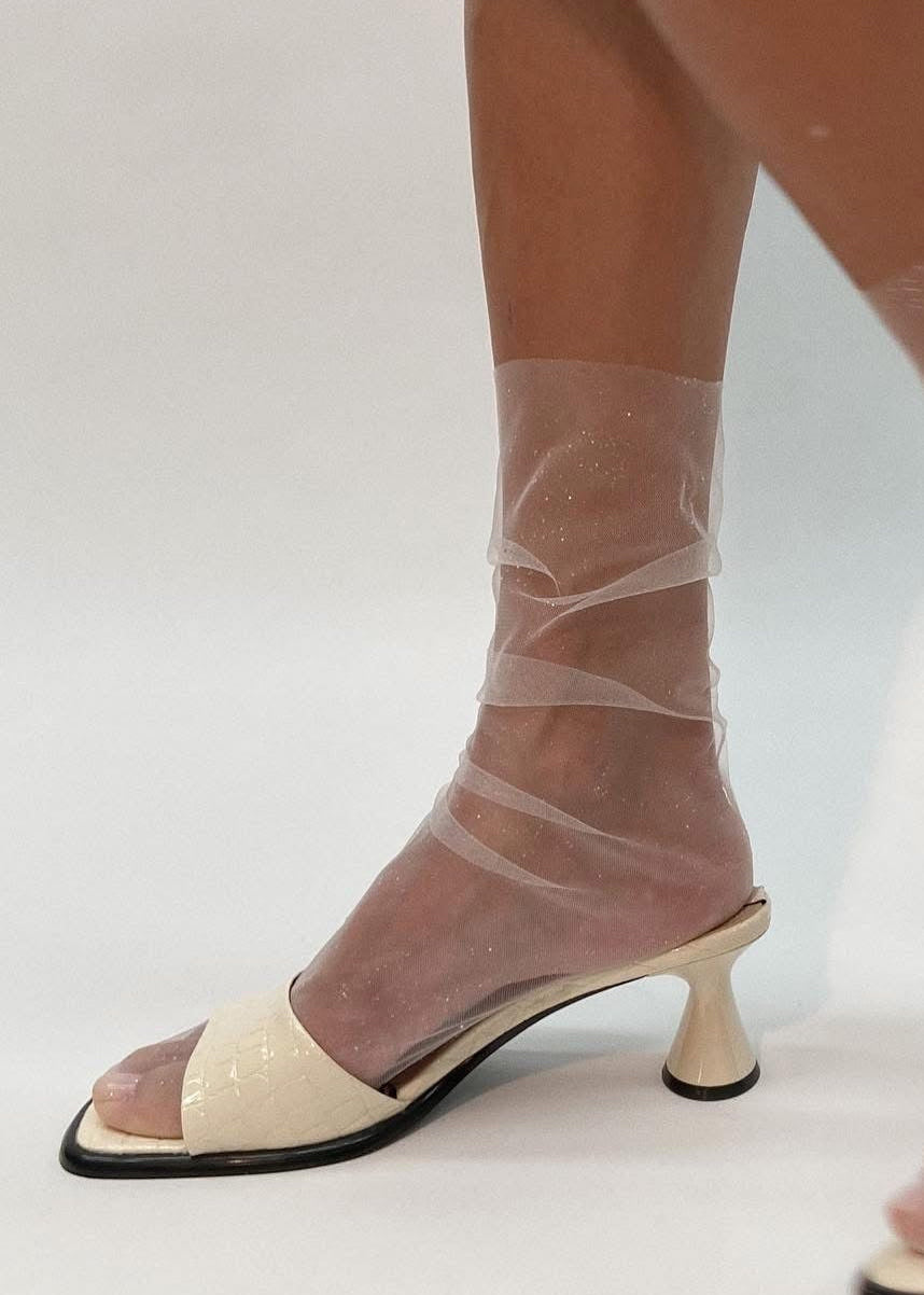 Baltos su lengvu žvilgesiu